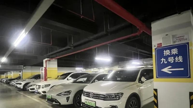 又要抢车位！上海人一出门就焦虑，官方宣布：已改进，累计新建3.25万个公共停车位