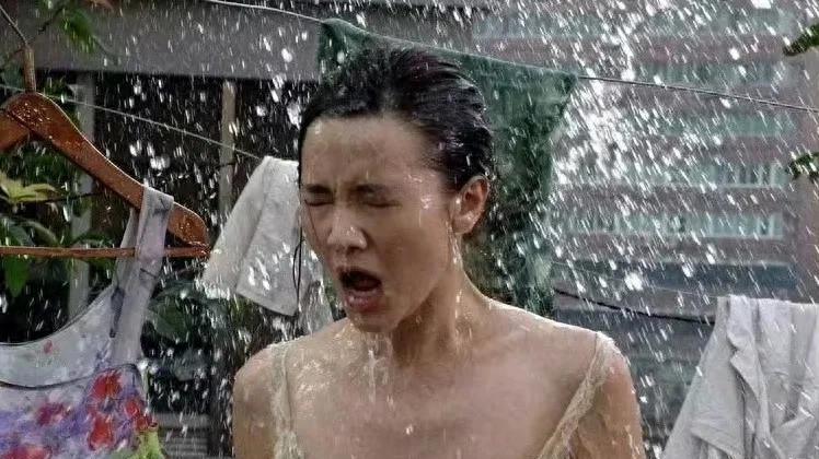 宋佳早期拍戏穿得好随性，真是便宜男演员了，是导演要求的吗？