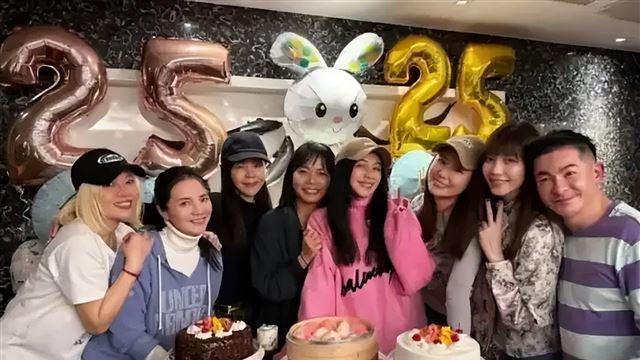 50岁徐若瑄抗癌成功美回巅峰！与林心如热吻曝光20年闺蜜情