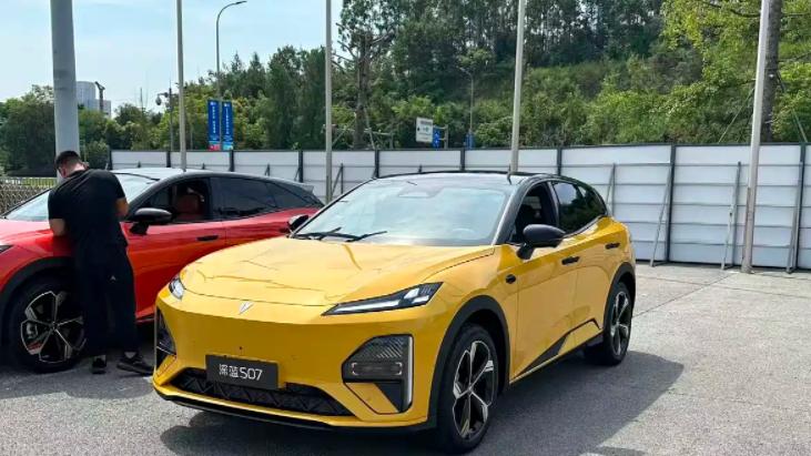 新款深蓝 S07 将于 2025 成都车展首发亮相！网友：续航很给力