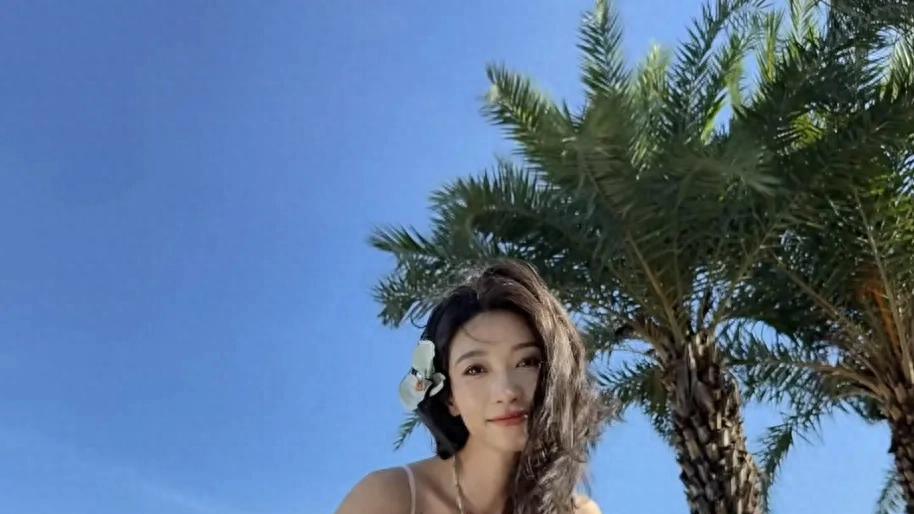 王格格海边氛围感大片：把短剧女主的美带到现实