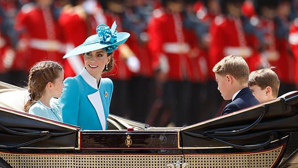 凯特全家出席阅兵式！10岁夏公主和妈妈穿母女装，路易王子又调皮