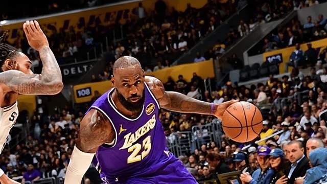 湖人詹姆斯绝杀裁判又抢戏，东契奇差点被开会，两内线替补立功