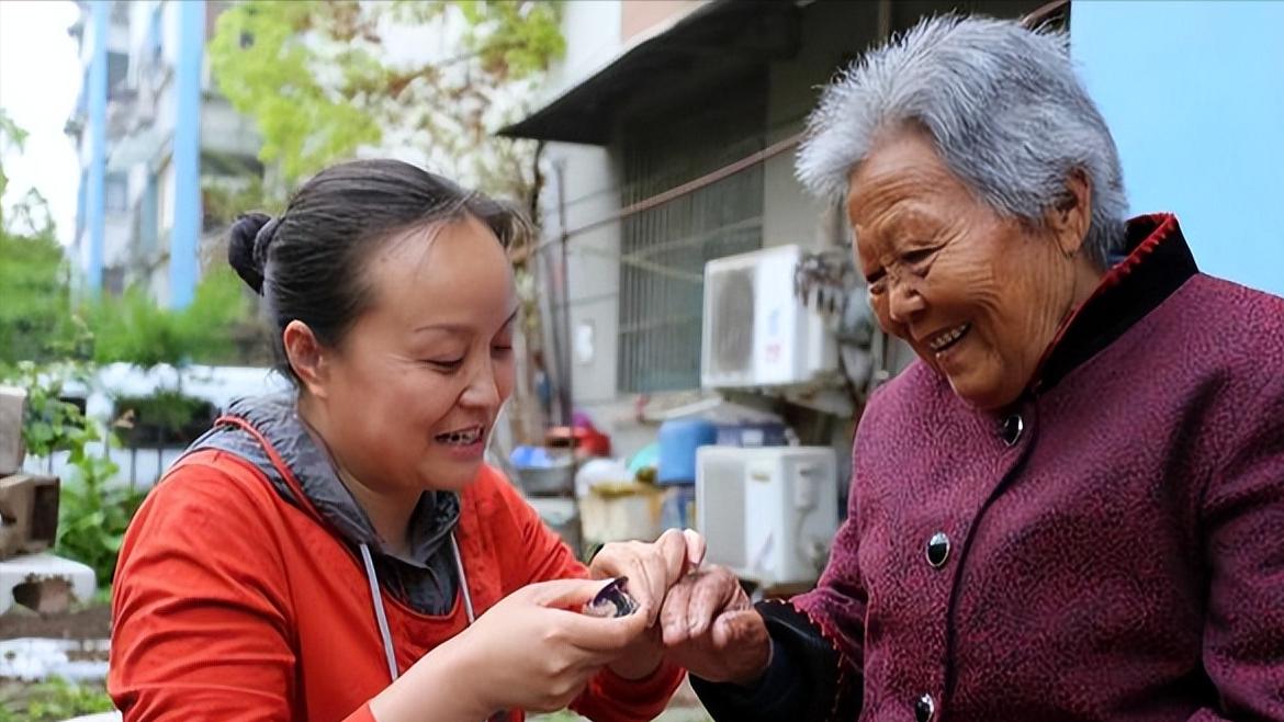 家产全给儿子，却要求女儿养老！兄弟姐妹再亲，3件事也要提前说