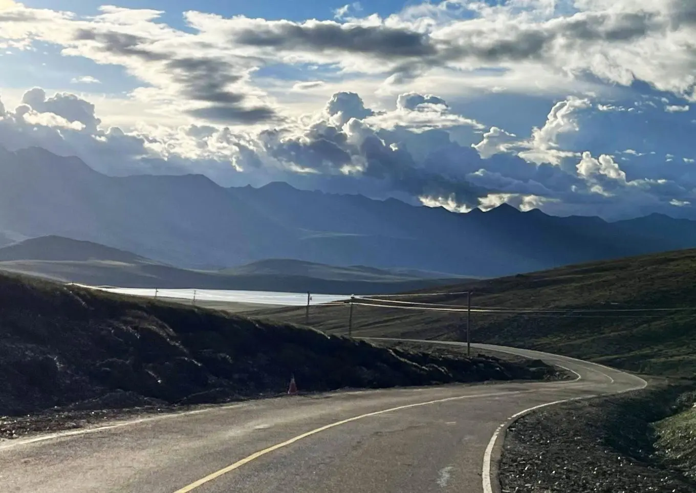 风起云涌，牛羊成群的切措湖畔