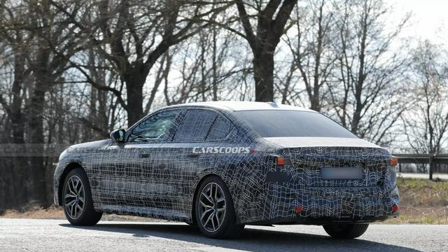 新一代宝马5系路试谍照曝光，采用新世代设计语言，预计2026年正式发布