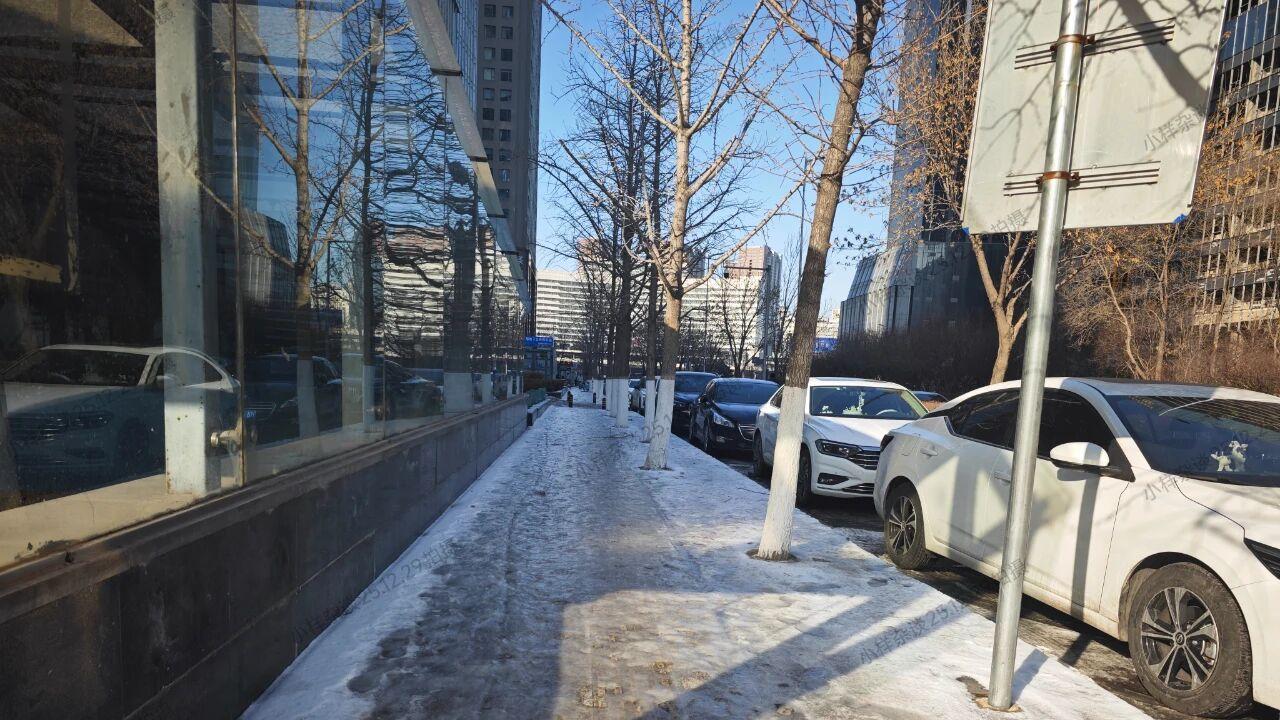 “暴雪”一周后的沈阳人行道