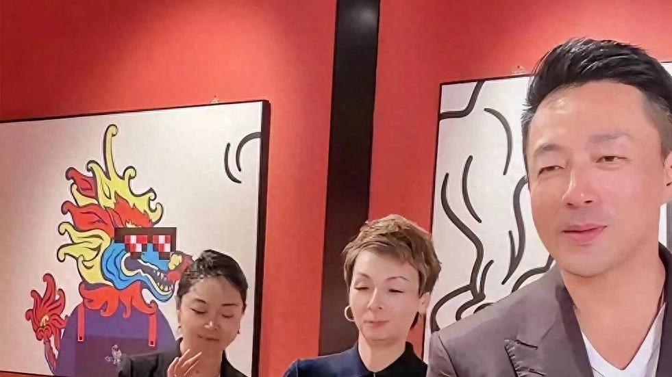 恕我直言马筱梅这裙子真丑，怀孕就不要穿那么紧身的衣服了