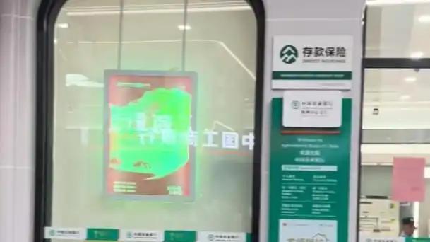 【突发】患病老人银行办业务时离世引关注 官方回应正在调查