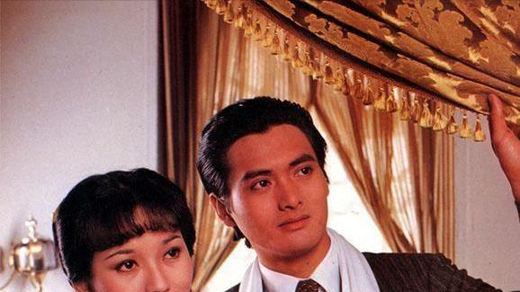 71岁赵雅芝与38岁小儿子为79岁老公庆生，一家三口很幸福。