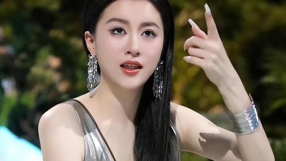 李嘉格这波赢麻了！新男友八块腹肌身材绝，拥抱乃万的车澈看傻了