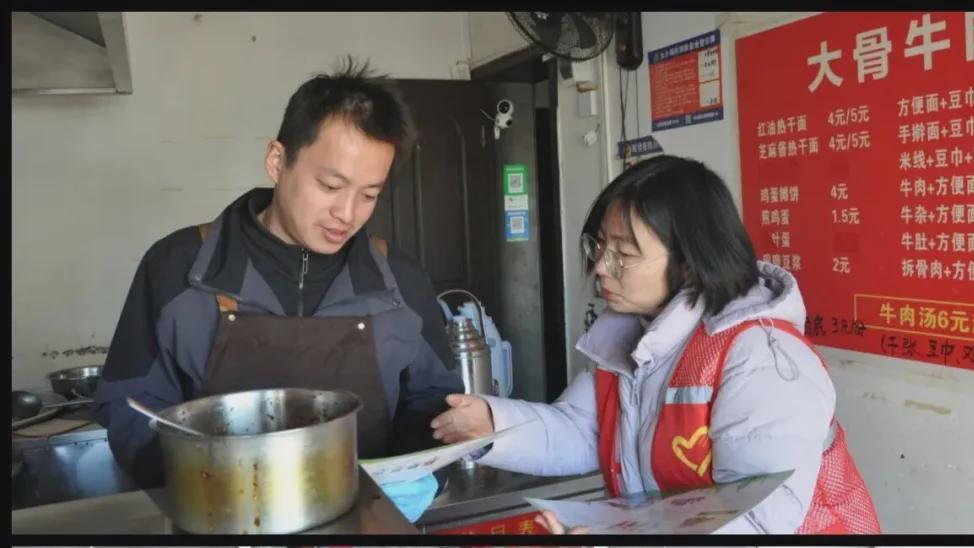 信阳市城管局市政环卫中心开展垃圾分类进社区主题宣传活动