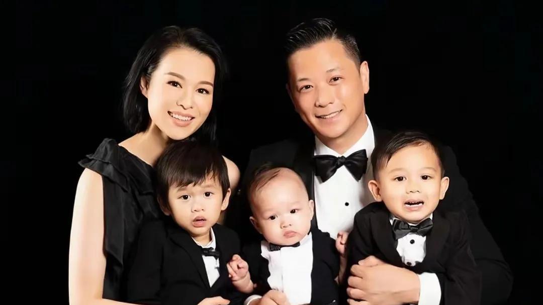 白天接娃放学当模范丈夫，晚上夜店搂抱美女狂欢，这次他塌房了吗