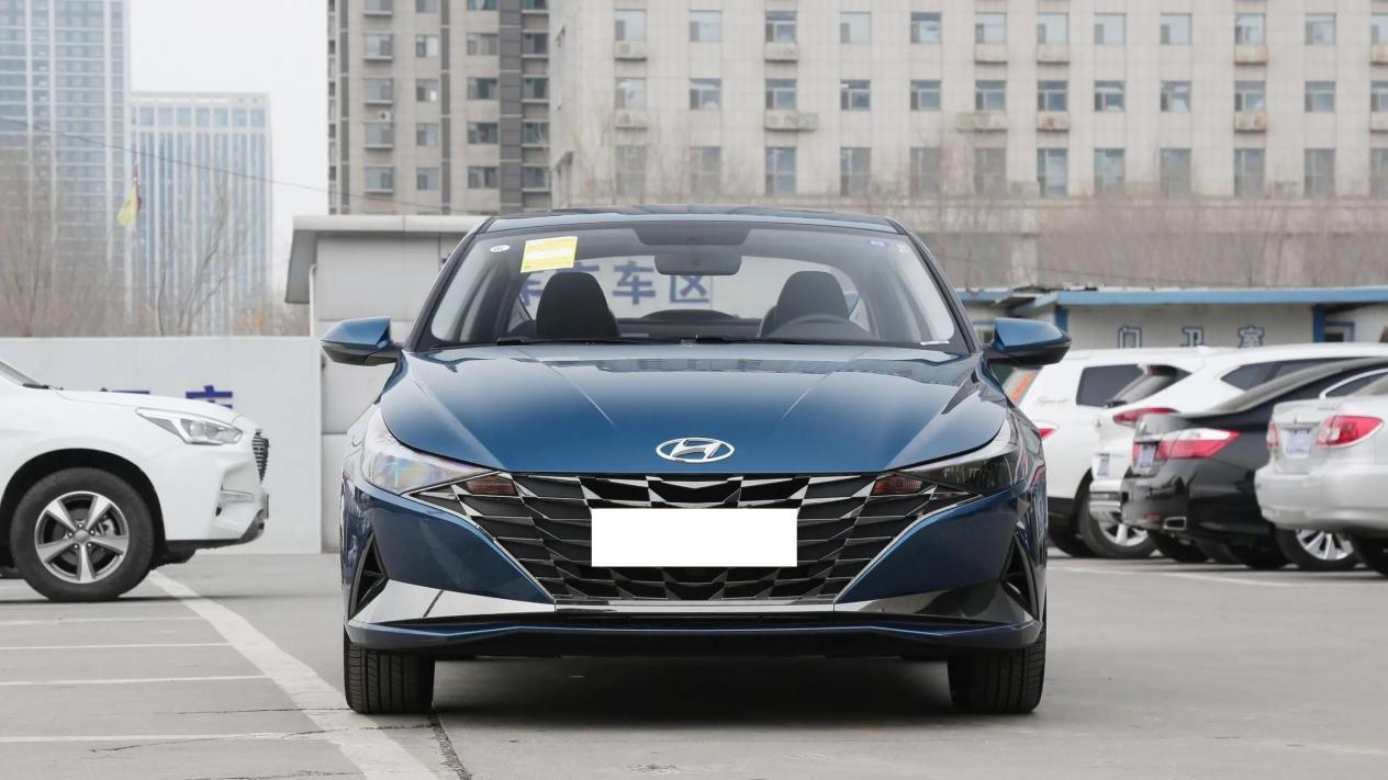 落地10万内，适合家用的3台轿车，省油又舒适，买了基本不会错