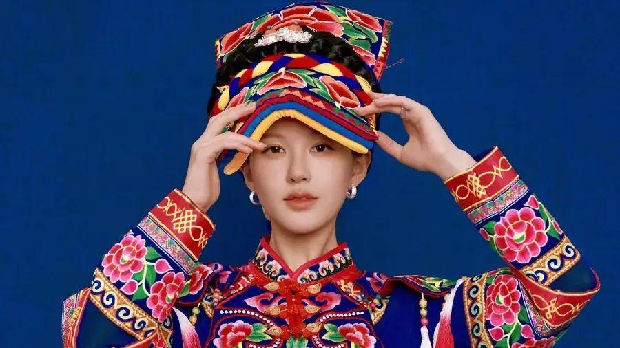 赵露思穿羌族服饰化身欢脱少女，复古时尚状态轻松随意，网友直呼“绝美”