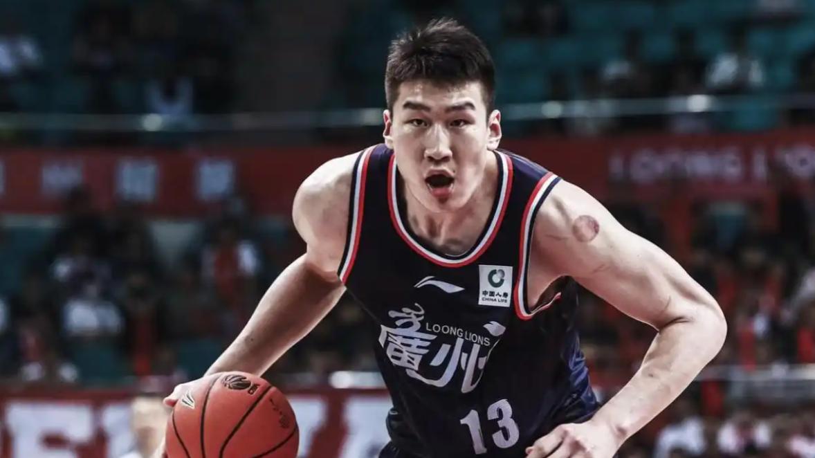 谁注意！广东1人被换下后，陈海涛冲着他微笑：打四川双塔靠你了