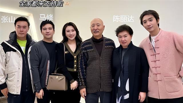 陈佩斯妹妹好福气！女儿孝顺还是白富美，演员老公56岁又帅又宠妻