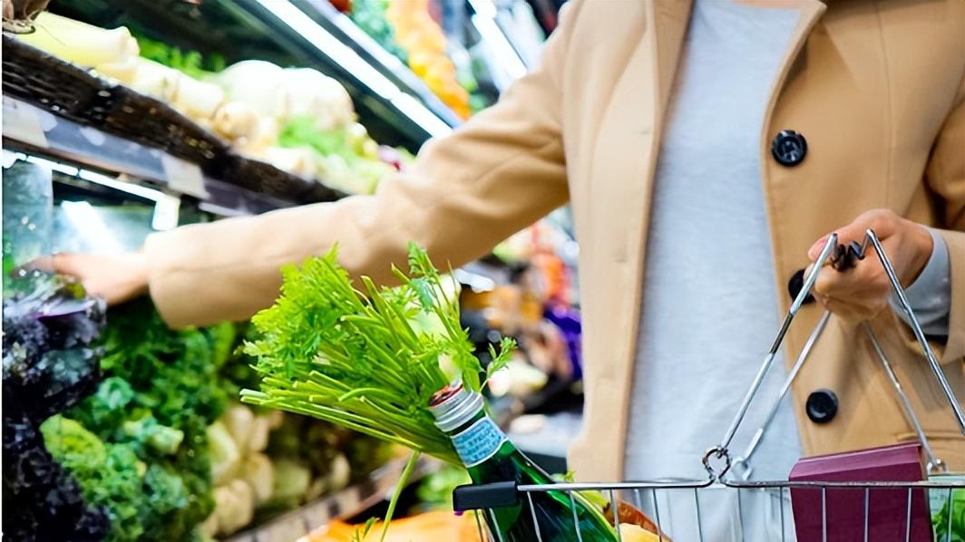 居民贷款首次转负，透露重大信号