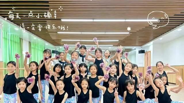 潮州光正啦啦操校队连夺桂冠，闪耀新星诠释青春力量