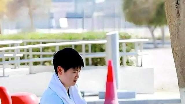 国乒集体返京！孙颖莎小腿淤青显眼，王楚钦又被骚扰，陌生女子强加微信