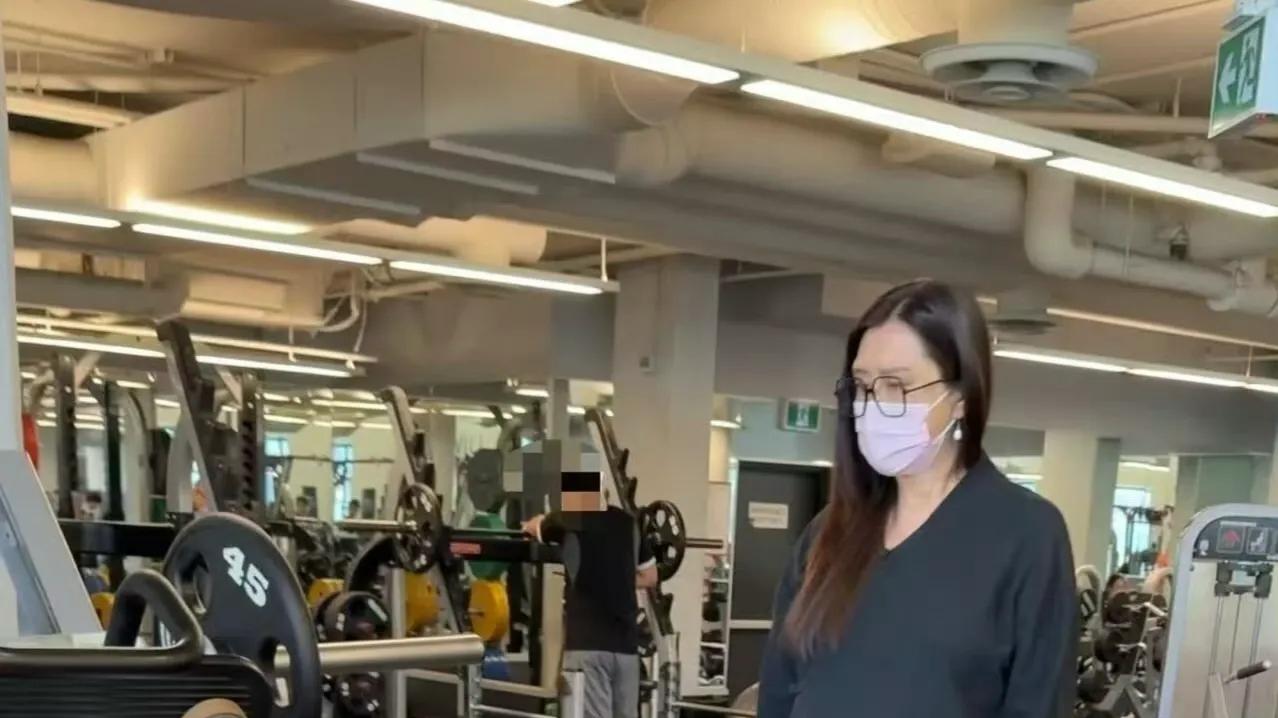 58岁王祖贤一点不服老！新中式上衣搭潮牌运动阔腿裤健身，很洋气