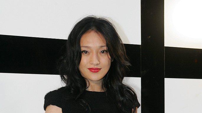 周迅现身江西，与身边帅气小伙交流亲切自然，51岁灵气依旧