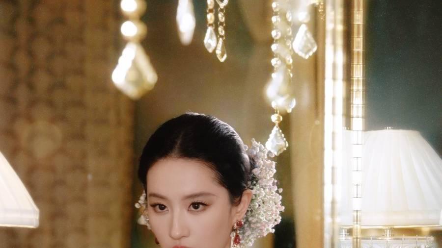 1个瞬间，刘亦菲的抹胸礼服如何点亮平凡日子