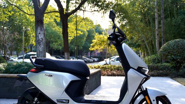 要想跑100公里，电动车需要什么配置？这两款车型告诉你答案