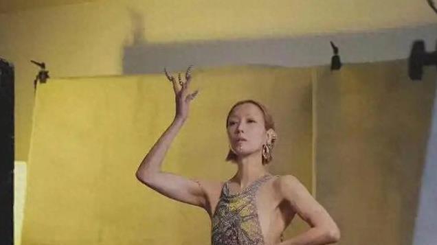 郑秀文演唱会造型尺度大开，几乎全裸，身上那个布条仅遮羞