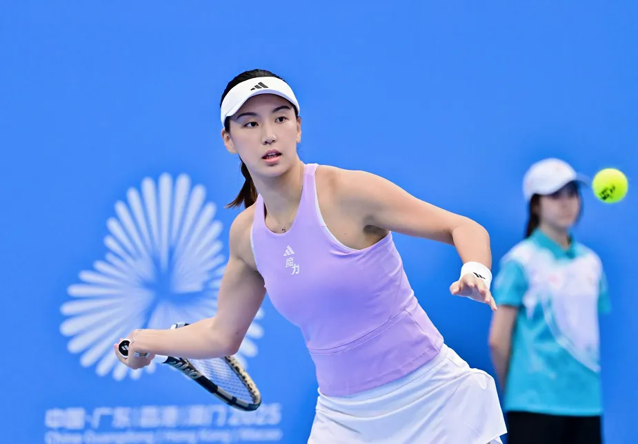 2-1赢了！王欣瑜晋级4强，一天两胜