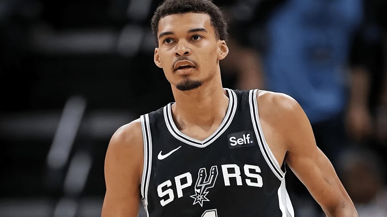 华子轰26+12仍无缘今日最佳！对不起，你碰到不讲理的文班亚马了