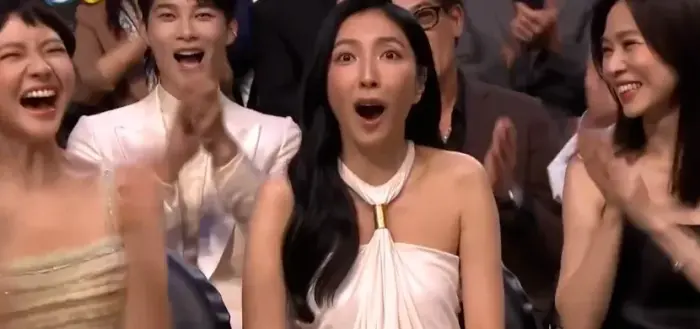 当两个女明星，在颁奖典礼接吻