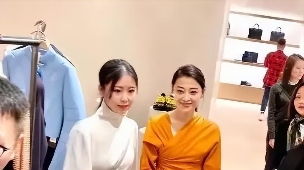 49岁梅婷素人合影被碾压，不是不够漂亮，反而太瘦了脸没胶原蛋白
