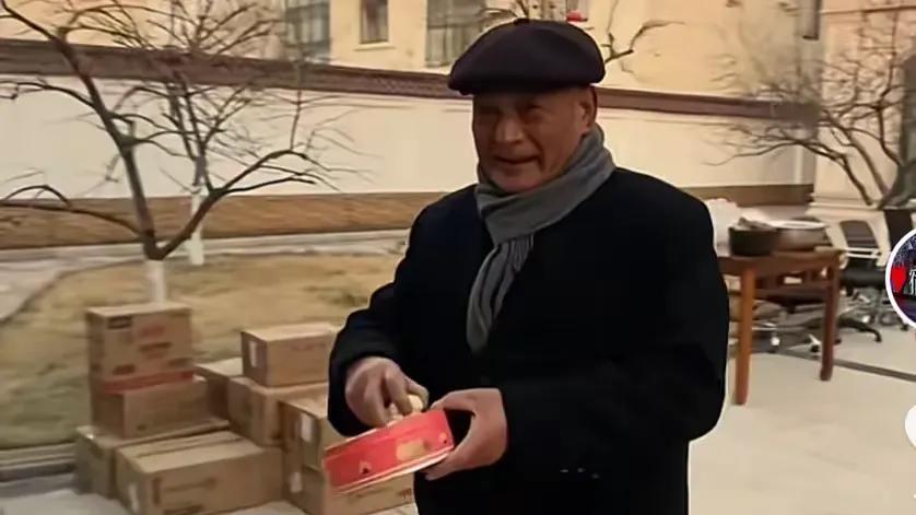 刘强东妈妈跟乡亲们炫耀，大衣是儿媳妇给买的，和章泽天关系融洽