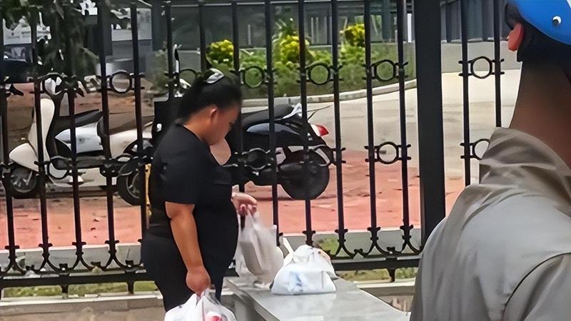 偷人家的外卖吃送进医院，讹诈不成，让人搞笑