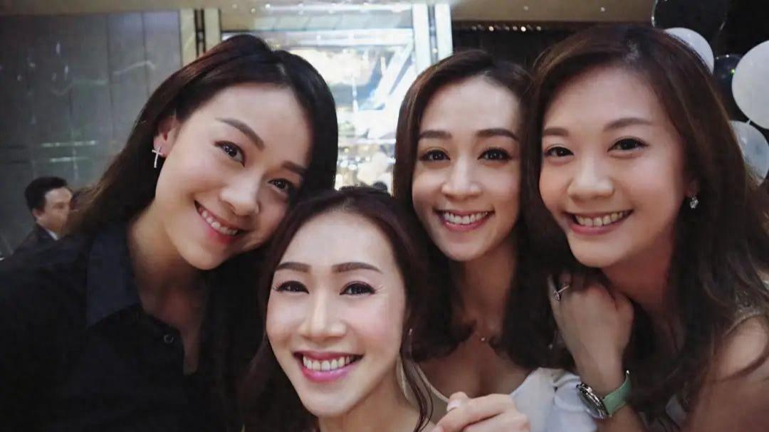 40岁辣妈泳池边“玩火”？黄心妙身材引热议！