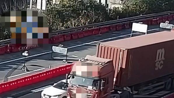 高速惊魂：小车强行变道剐蹭货车，司机辩解惹人咂舌