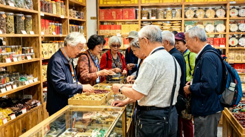 中老年免费旅游团靠谱吗？有阿姨报名参加，却花15万购买假珠宝！教你两招，轻松分辨旅行团是否靠谱