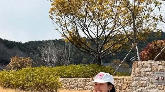 孙艺珍大秀恩爱，晒与玄彬合照，搂着老公笑得见眉不见眼，超幸福