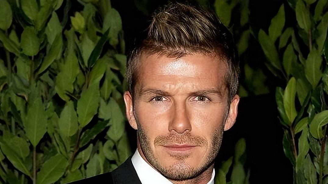 贝克汉姆50岁生日提前庆祝，贝嫂白裙惊艳，13岁小七遗传高颜值