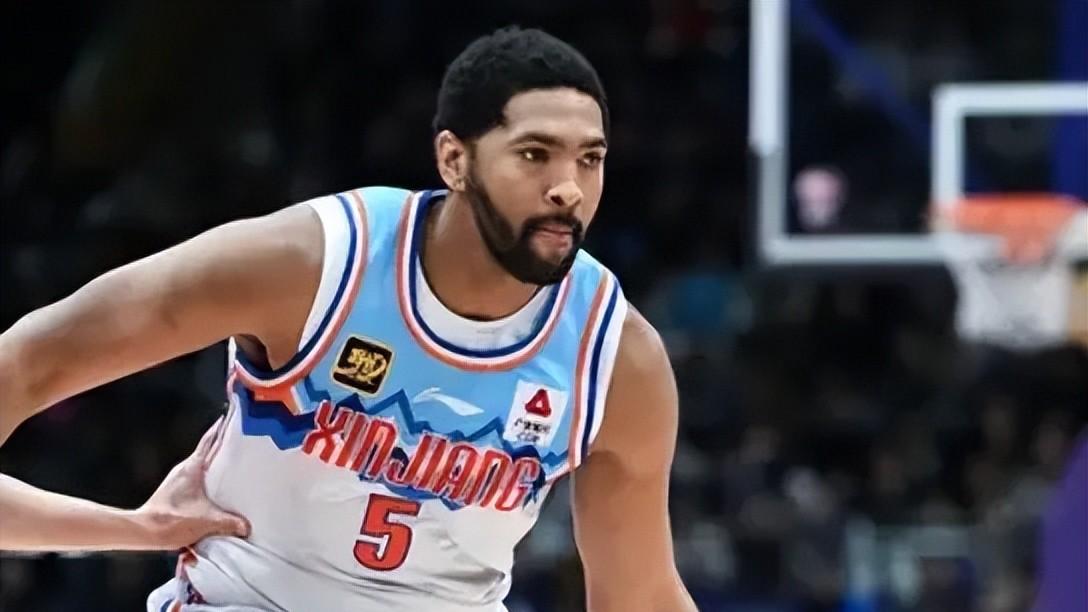 新疆男篮惨败，悬崖边上的一线生机？教练下课，外援隐患，这支球队还能翻盘吗？