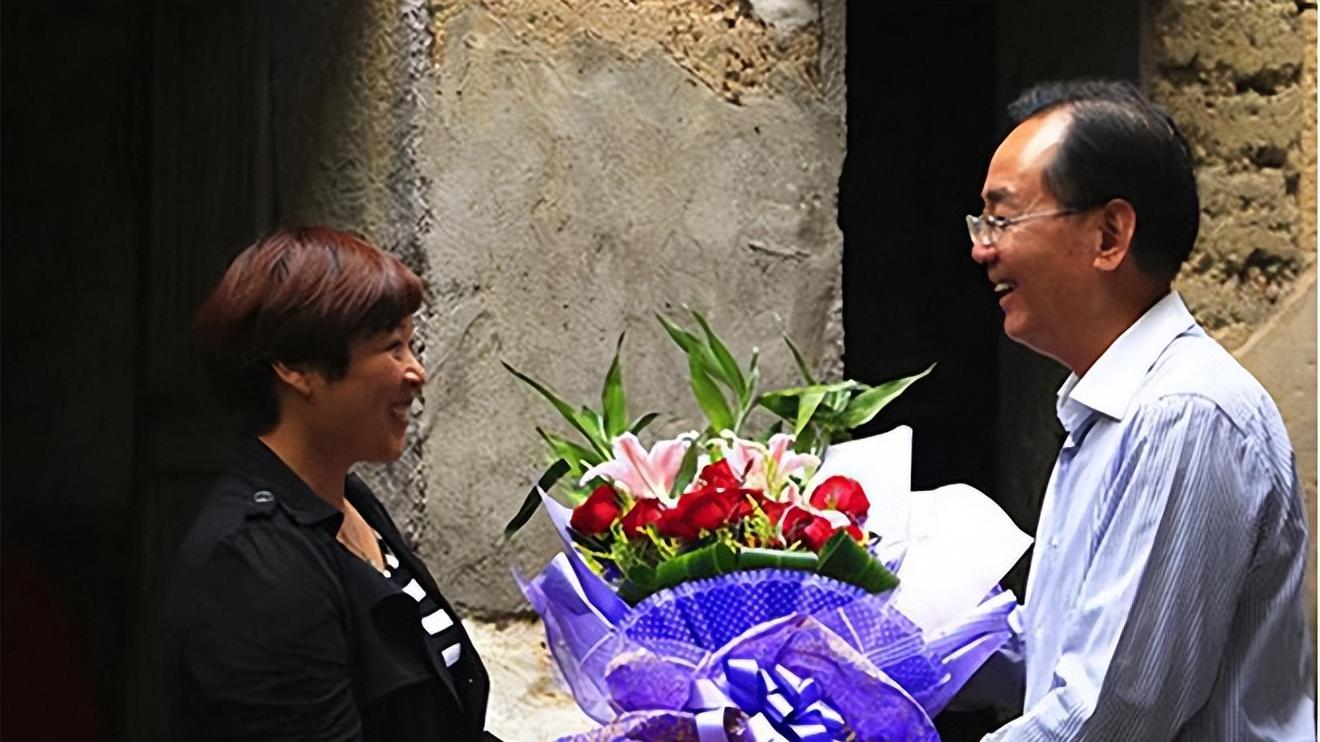 1993年，女会计拿出30元给乞丐做路费，乞丐20年后拿百万支票报恩