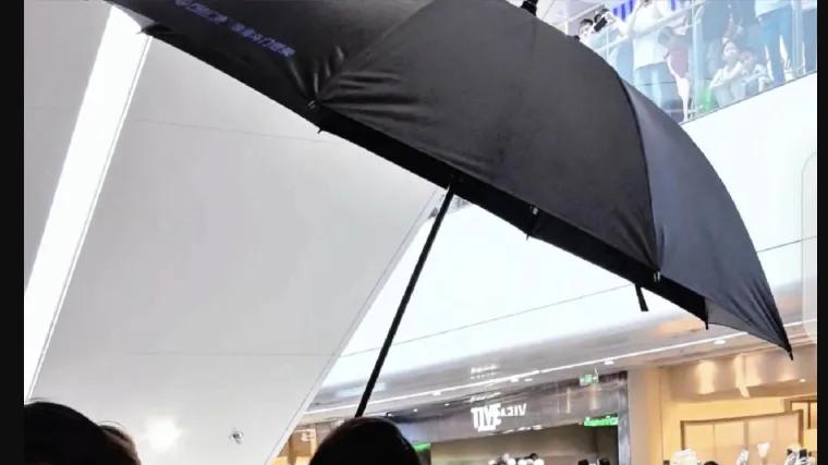 31岁陈都灵留编发刘海，穿蓝色长裙翩翩欲仙，气色太好少女感十足