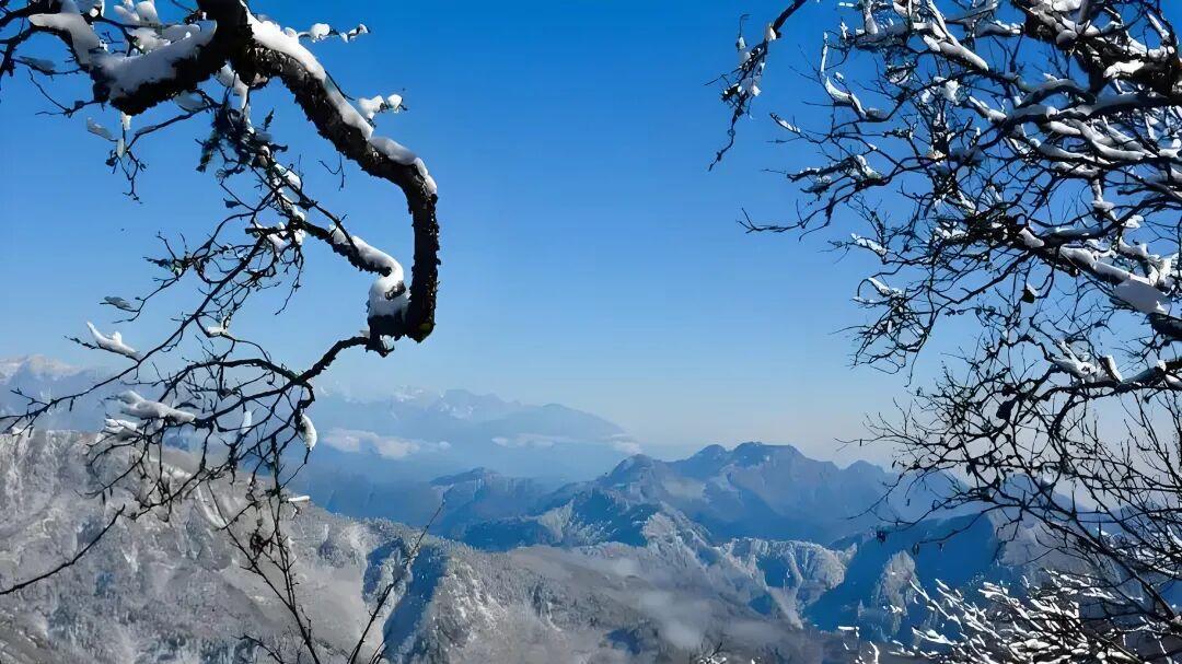 七律·初雪绘山河