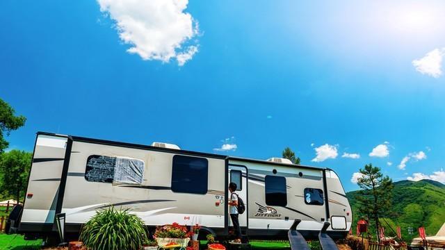 50万辆房车VS300个营地，睡服务区被赶，这锅到底谁背？