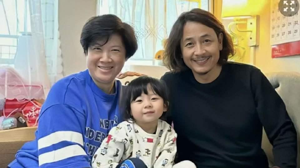 58岁香港女星冒死产女，丈夫含泪守护：我们只想给女儿留个伴