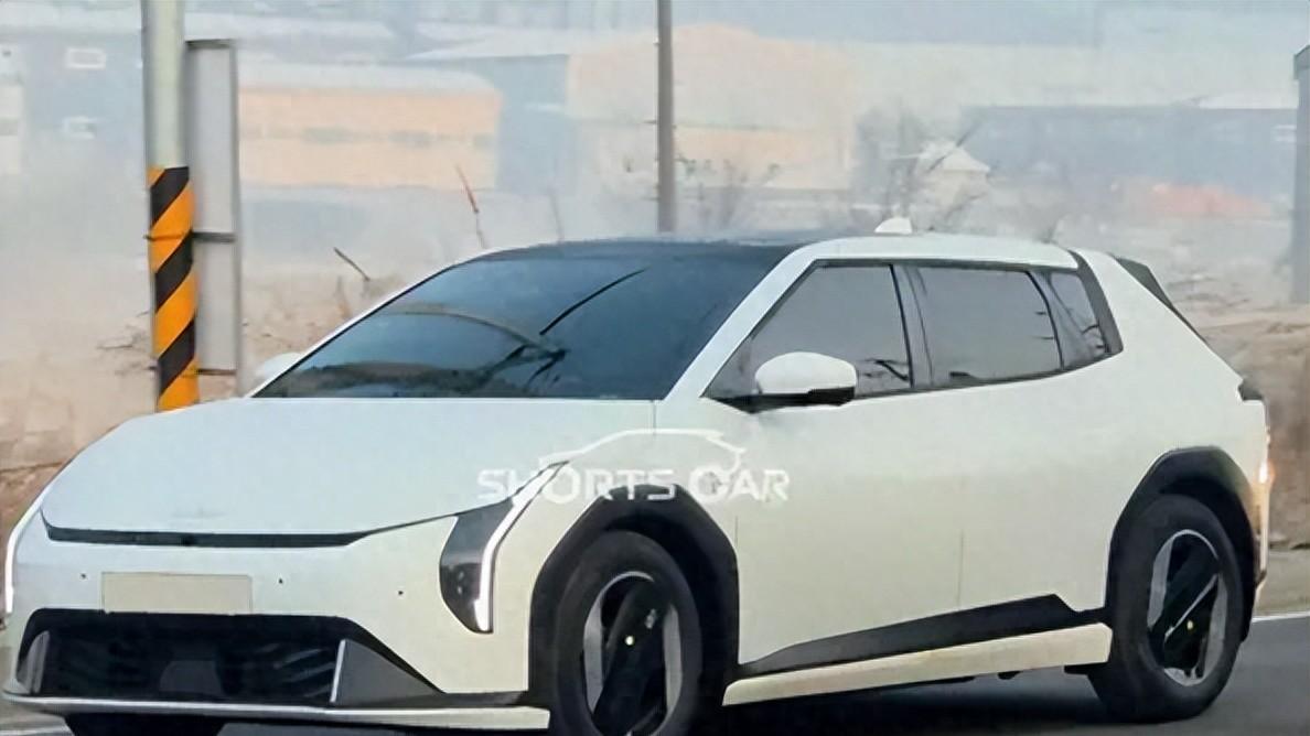 起亚EV4两厢版来袭：颜值即正义？国产电动车市场要抖三抖？