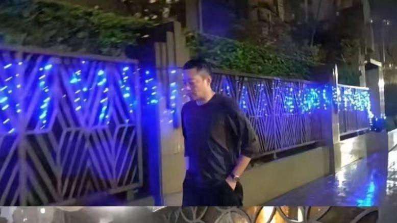 汪小菲雨夜跪悼大S对比辛柏青沉默送妻，谁在表演深情？