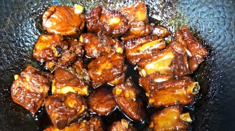 谁小时候没犯过傻？买酱油错拿醋，排骨酸到皱眉却暖到心坎