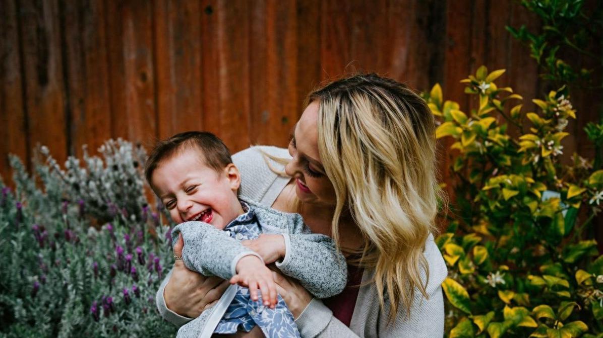 为什么有些孩子在家很拽，出门却特怂？根源在于这2类家庭